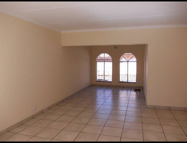 3 BEDROOM TOWNHOUSE FOR SALE IN VANDERBIJLPARK CE 2